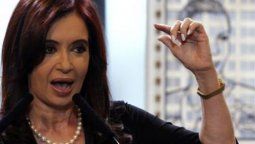 altText(Cristina volvió a 'pegarle' a Macri)}