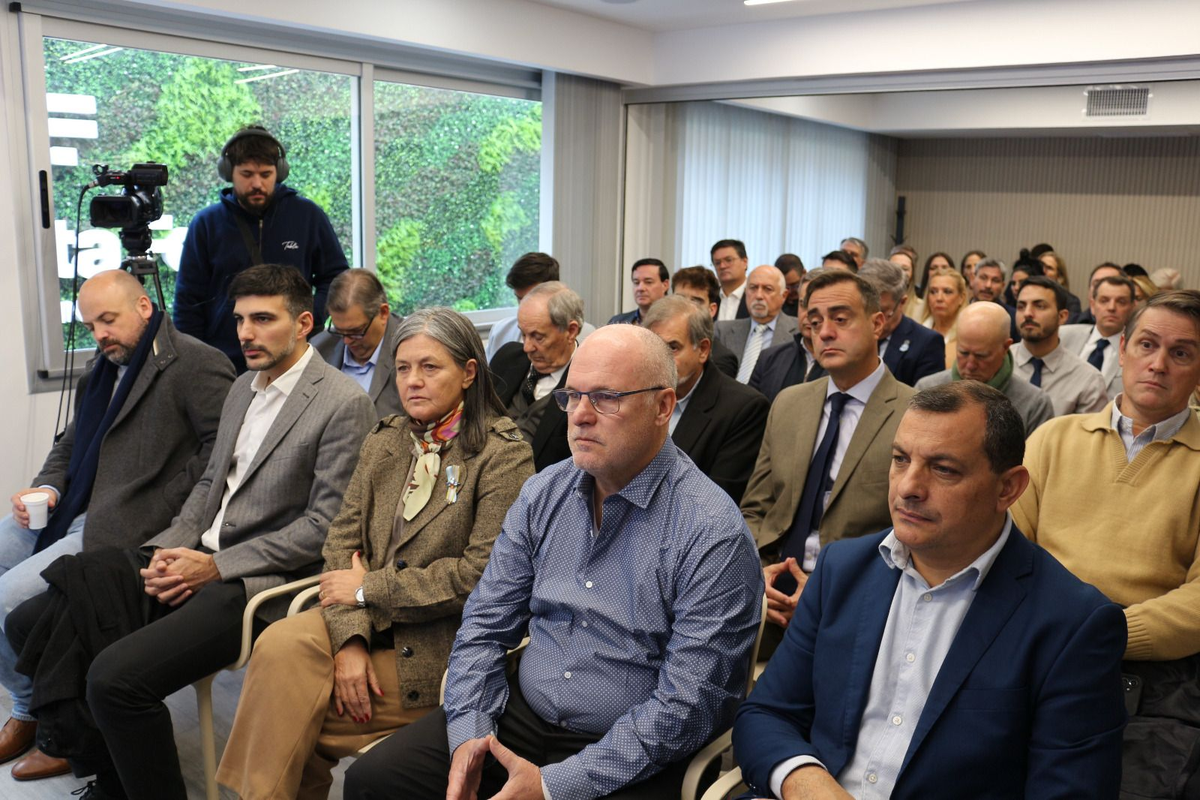 Durante el lanzamiento, llevado a cabo en el Espacio Santa Fe ante un destacado auditorio de empresarios y operadores, se ratificó la fuerte sintonía de trabajo entre la Provincia y el Estado Nacional para llevar adelante una concesión eficiente de la Hidrovía Paraná-Paraguay. Durante el lanzamiento, llevado a cabo en el Espacio Santa Fe ante un destacado auditorio de empresarios y operadores, se ratificó la fuerte sintonía de trabajo entre la Provincia y el Estado Nacional para llevar adelante una concesión eficiente de la Hidrovía Paraná-Paraguay. 