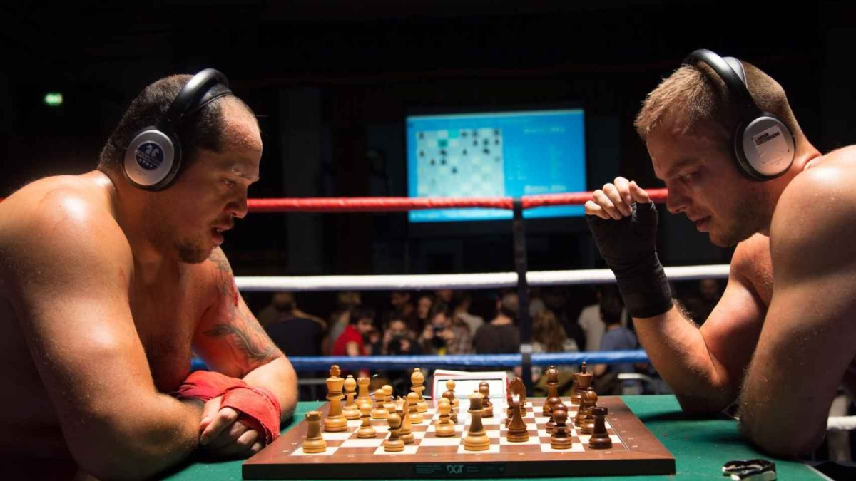 En el Chess Boxing, que alterna entre partidas de ajedrez y rounds de boxeo, los jugadores pueden ganar por jaque mate o knockout. En el Chess Boxing, que alterna entre partidas de ajedrez y rounds de boxeo, los jugadores pueden ganar por jaque mate o knockout.