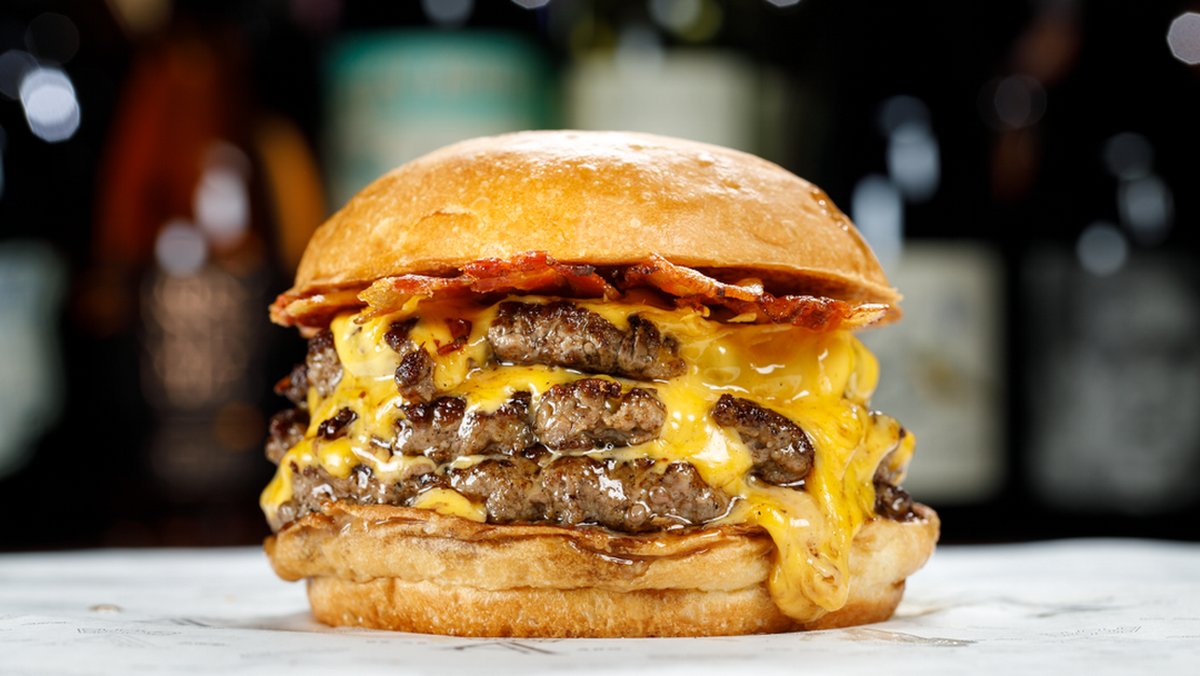 Arredondo y un clásico con cheddar y bacon. Arredondo y un clásico con cheddar y bacon.