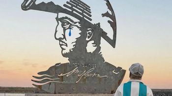El lío del sable corvo se agita con San Martín llorando: Qué dijo el artista que intervino estatua del prócer