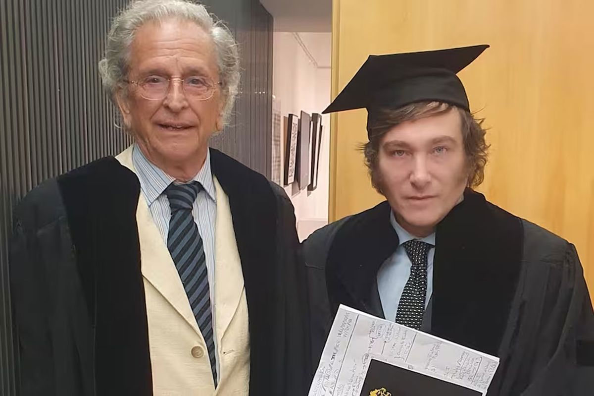 Alberto Benegas Lynch y Javier Milei, cuando la ESEADA le otorgó su Doctorado Honoris Causa al entonces diputado, en diciembre de 2022.   