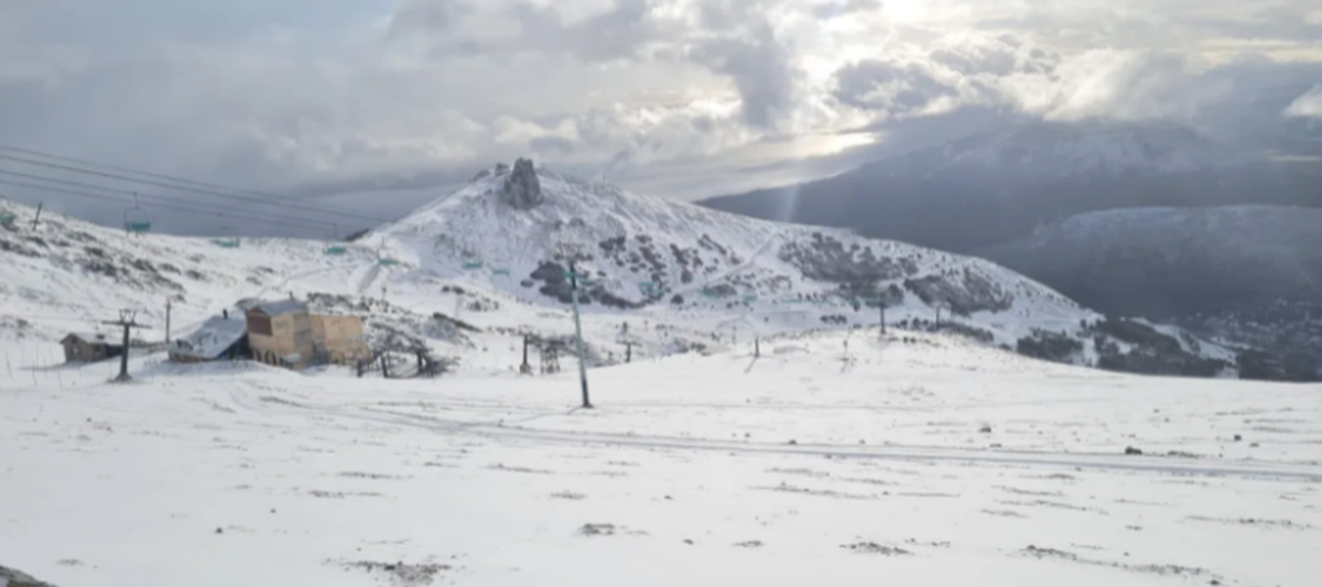 Por segunda vez, a 8 días del fin del verano, la nieve cubrió el paisaje de Bariloche.