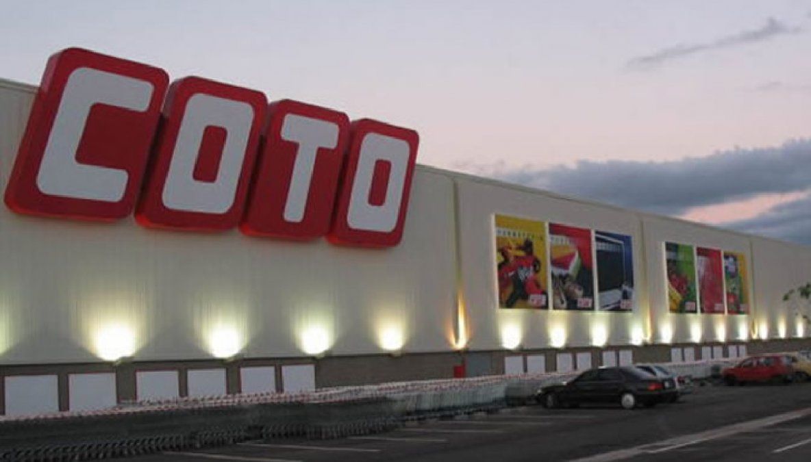 Esta vez el ganador fue el supermercado Coto quien no solo ha mantenido los precios más bajos, sino que en comparación con la semana anterior, ha disminuido inclusive el precio de la compra, pasando de los $83 mil a los $78 mil. Esta vez el ganador fue el supermercado Coto quien no solo ha mantenido los precios más bajos, sino que en comparación con la semana anterior, ha disminuido inclusive el precio de la compra, pasando de los $83 mil a los $78 mil.