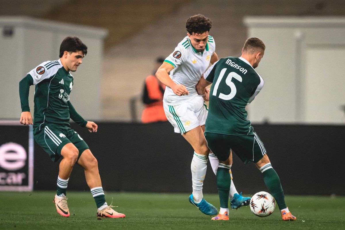 Vicente Taborda (ex Boca y Platense) observa la jugada en el partido de Panathinaikos vs. Roma