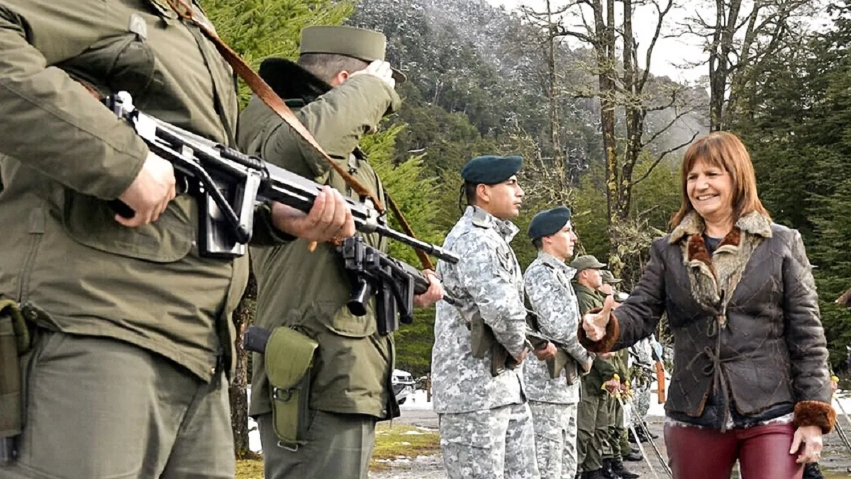 Tras el juicio por usurpación en Villa Mascardi, que concluyó semanas atrás con condenas a integrantes de una comunidad mapuche, Patricia Bullrich llega a Bariloche por primera vez como funcionaria de Javier Milei. Tras el juicio por usurpación en Villa Mascardi, que concluyó semanas atrás con condenas a integrantes de una comunidad mapuche, Patricia Bullrich llega a Bariloche por primera vez como funcionaria de Javier Milei.