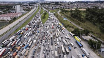 Brasil: Camioneros bolsonaristas cortando ruta en Sao Paulo. Brasil: Camioneros bolsonaristas cortando ruta en Sao Paulo.