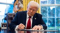 Donald Trump firma una opción para frenar los suicidios de ex combatientes Donald Trump firma una opción para frenar los suicidios de ex combatientes