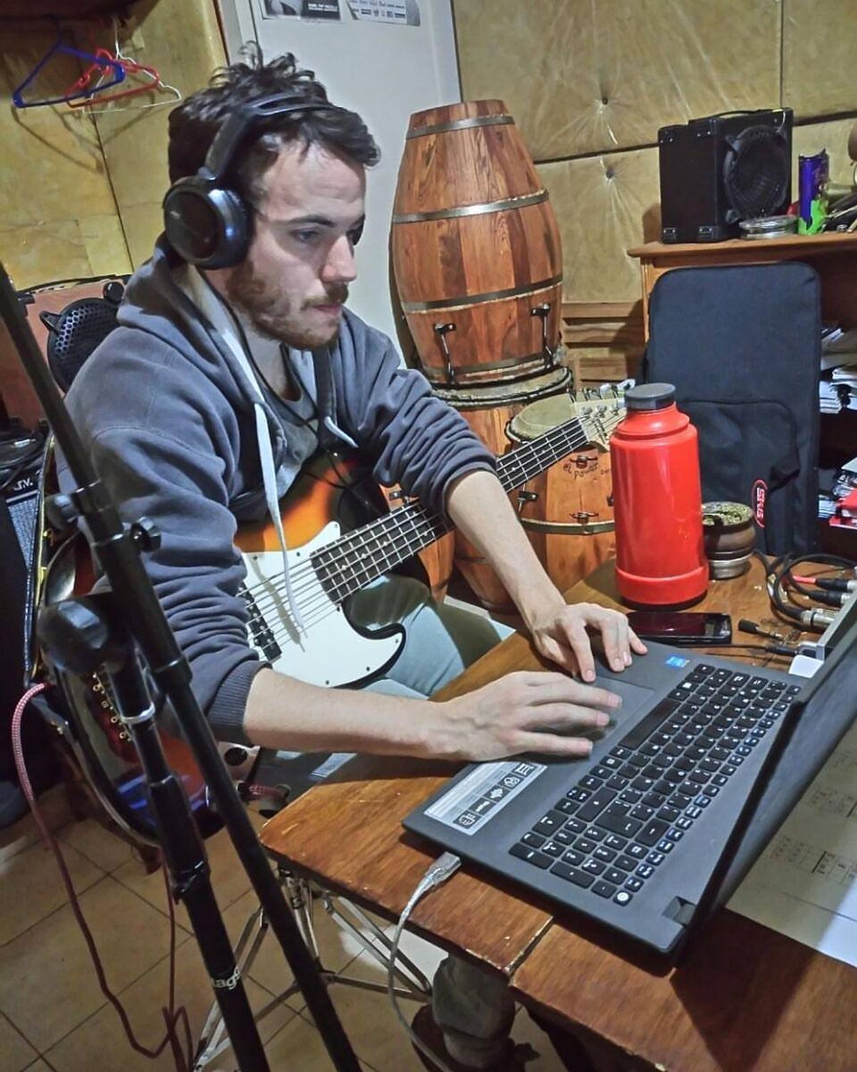 Mariano Nano Abadal es un joven músico que transmite a jóvenes y adultos mayores, en su estudio de La Lucila, cómo orientar en la actividad neurocognitiva la enseñanza de instrumentos que usan los dedos, como piano y guitarra, (Foto Facebook)