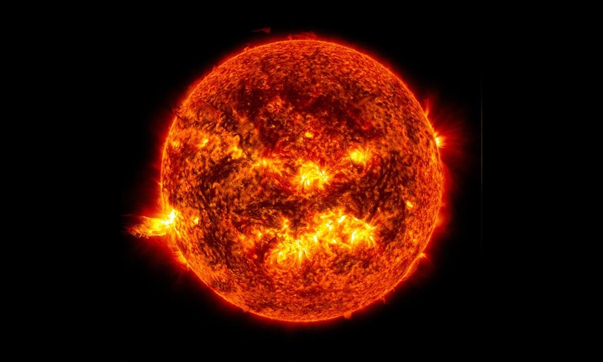La explosión partió de una mancha del Sol llamada "AR2987" y liberó energía en forma de radiación y también condujo a una eyección de plasma coronal.