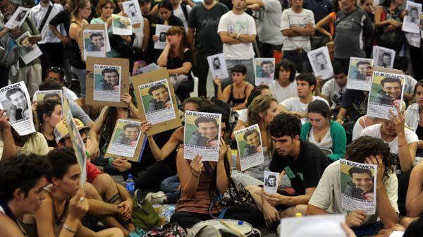Amigos y familiares de Lucas Menghini Rey, durante una protesta en la estación Once del ferrocarril Sarmiento (Foto: Télam)