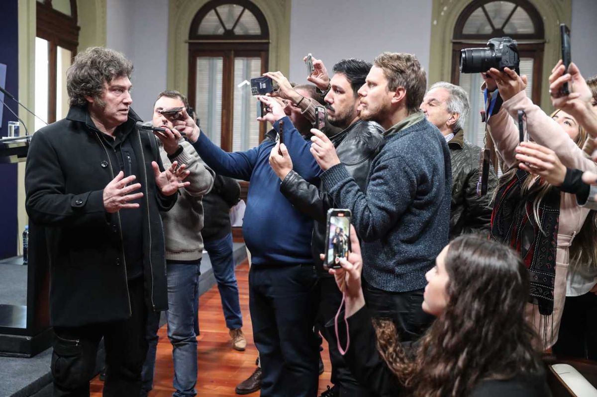 El Presidente Javier Milei en la Sala de Conferencias con los periodistas acreditados en la Casa Rosada.