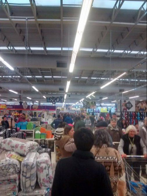 Los bonaerenses estuvieron hasta 4 horas haciendo cola para lograr el descuento en alimentos. Foto: Urgente24.