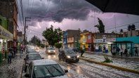 Las intensas lluvias y el granizo provocaron inundaciones en Ciudad de México, con calles anegadas, vehículos varados y comercios afectados.
