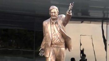 Estatua de Néstor Kirchner: De Quito (Ecuador) a polideportivo de Quilmes