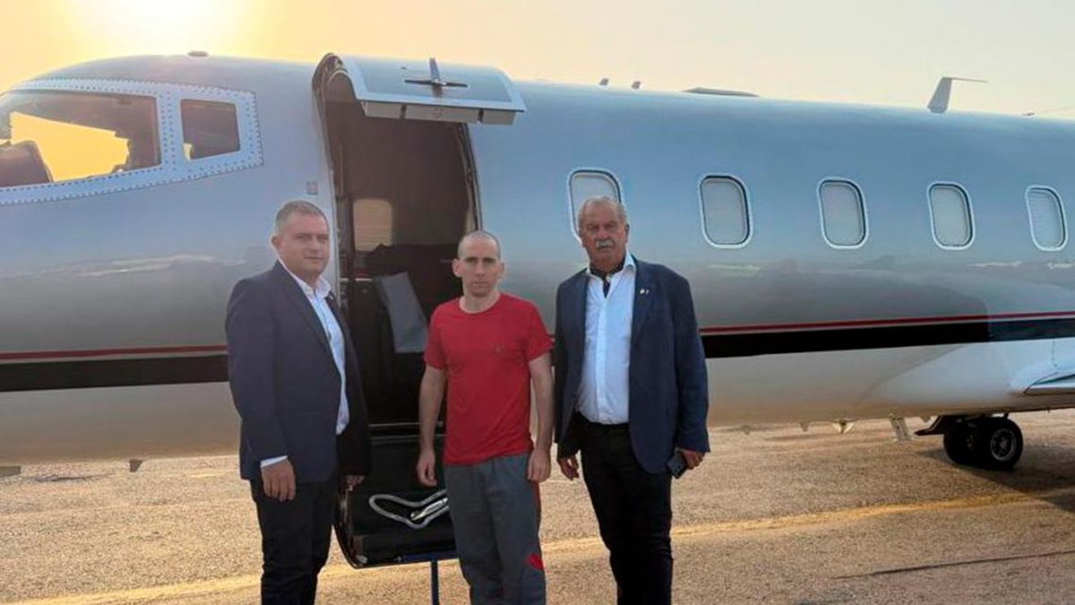 El gendarme Nahuel Gallo junto a los dirigentes de la AFA El gendarme Nahuel Gallo junto a los dirigentes de la AFA