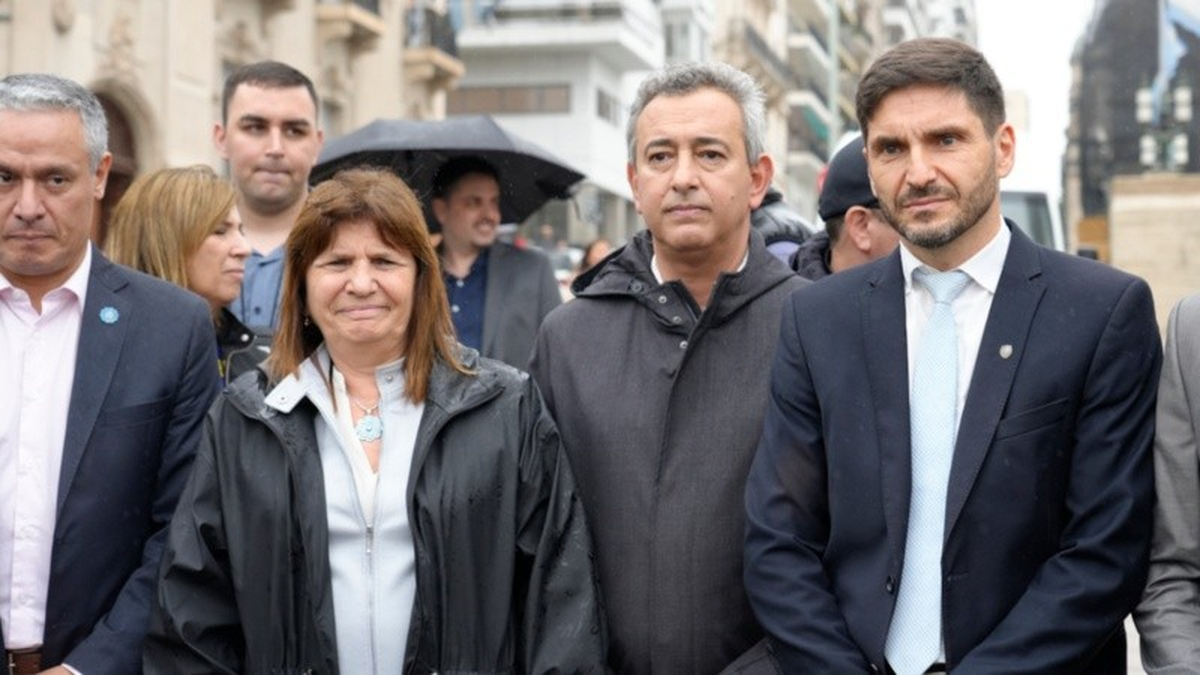Bullrich junto a Javkin y Pullaro en el Monumento a la Bandera. (Fuente: Rosario3) Bullrich junto a Javkin y Pullaro en el Monumento a la Bandera. (Fuente: Rosario3)