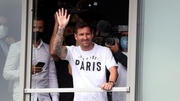 Lionel Messi saluda en el Aeropuerto a una multitud de simpatizantes del PSG que llegaron a vivarlo.