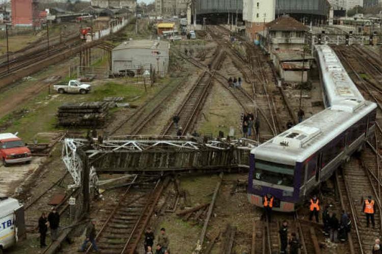 Seis personas resultaron heridas el lunes al descarrilar un tren de la línea Mitre, unos 300 metros antes de ingresar a la estación Retiro. Foto: José Romero/Télam
