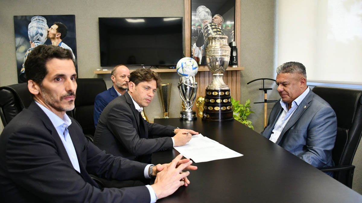 La Provincia de Buenos Aires (PBA) y la AFA firmaron un convenio para facilitar los trámites de los DNI de chicos y chicas que integran los clubes de fútbol. (Foto: Twitter)
