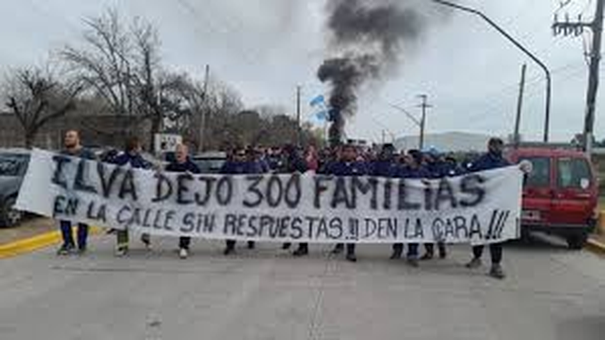 Desde noviembre de 2023 se perdieron alrededor de 100.000 puestos de trabajo en la industria, lo que equivale a unos 160 empleos menos por día. Desde noviembre de 2023 se perdieron alrededor de 100.000 puestos de trabajo en la industria, lo que equivale a unos 160 empleos menos por día.