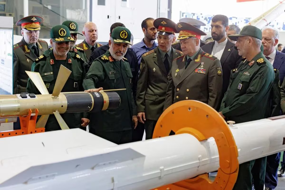 El ministro de Defensa de Rusia, Shoigu, durante la visita Teherán aprueba los misiles balísticos iraníes. El ministro de Defensa de Rusia, Shoigu, durante la visita Teherán aprueba los misiles balísticos iraníes.