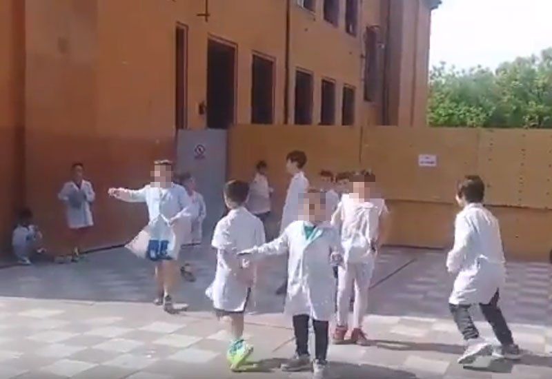 Los nenes cantando Viva Perón, tras ser motivados por quien sería su maestra (Foto: captura de video).