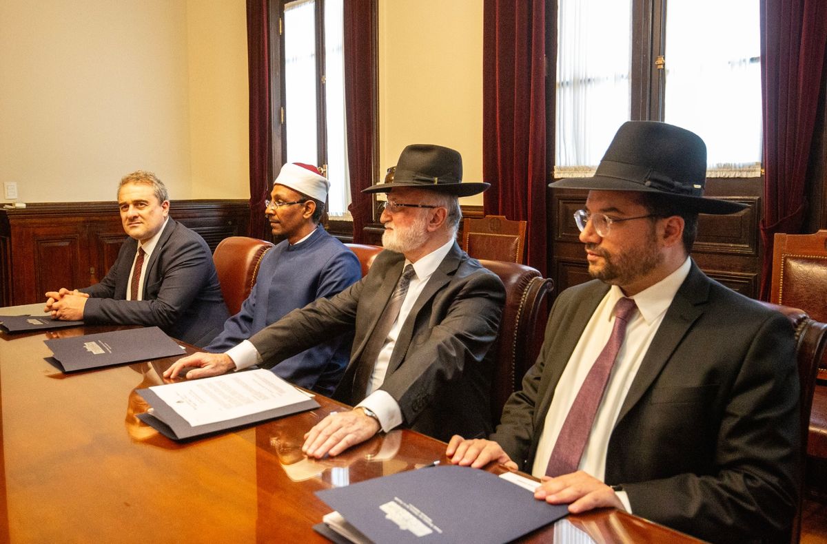 Gran Rabino de la comunidad sefaradí de Argentina, Rabino Yosef Chehebar; Gran Rabino de la Asociación Mutual Israelita Argentina (AMIA), Rabino Eliahu Hamra; Imam Muhammad Ahmad Galal Muhammad; y presidente de esa institución, Ankah Aníbal Fabián Amin. Gran Rabino de la comunidad sefaradí de Argentina, Rabino Yosef Chehebar; Gran Rabino de la Asociación Mutual Israelita Argentina (AMIA), Rabino Eliahu Hamra; Imam Muhammad Ahmad Galal Muhammad; y presidente de esa institución, Ankah Aníbal Fabián Amin.