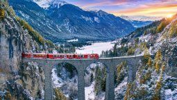 El Glacier Express cruza los Alpes suizos con sus vagones panorámicos, en uno de los viajes en tren más espectaculares del mundo. El Glacier Express cruza los Alpes suizos con sus vagones panorámicos, en uno de los viajes en tren más espectaculares del mundo.