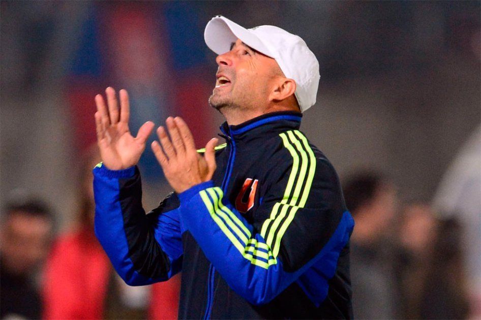 ¡Y ahora que hacemos!, parece decir Sampaoli justo cuando se le viene Boca.