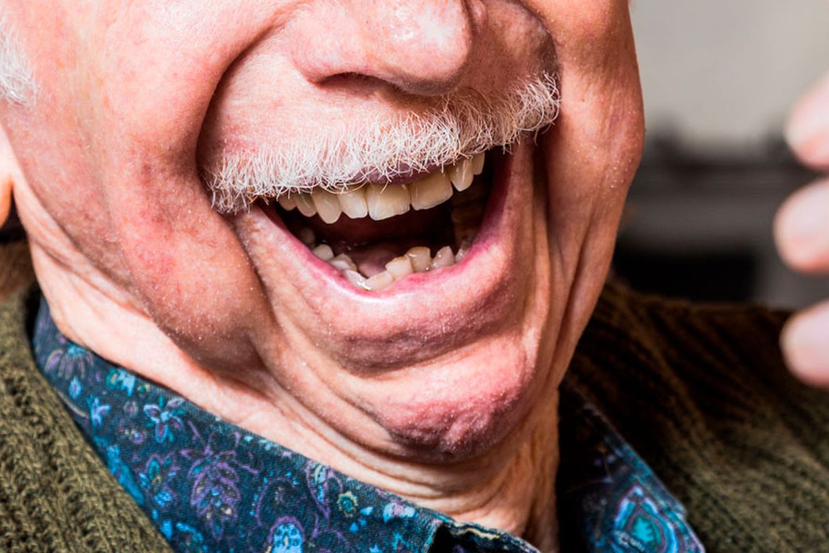 La sonrisa en los adultos mayores agregan longevidad. La sonrisa en los adultos mayores agregan longevidad.