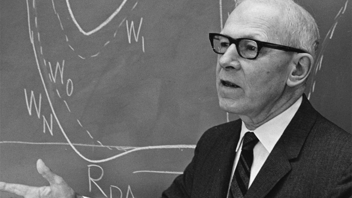Robert Mulliken fue un científico que obtuvo el Premio Nobel de Química tras descubrir el modo en qué los átomos se unen a las moléculas. Robert Mulliken fue un científico que obtuvo el Premio Nobel de Química tras descubrir el modo en qué los átomos se unen a las moléculas.