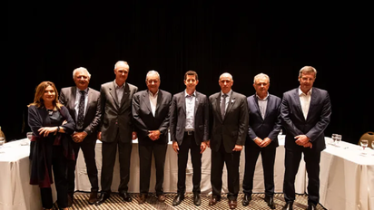 Wado de Pedro y la foto con el Club del Petróleo
