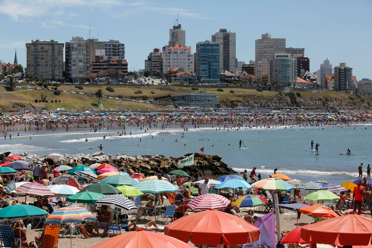 Las playas de Mar del Plata colapsadas por el turismo.