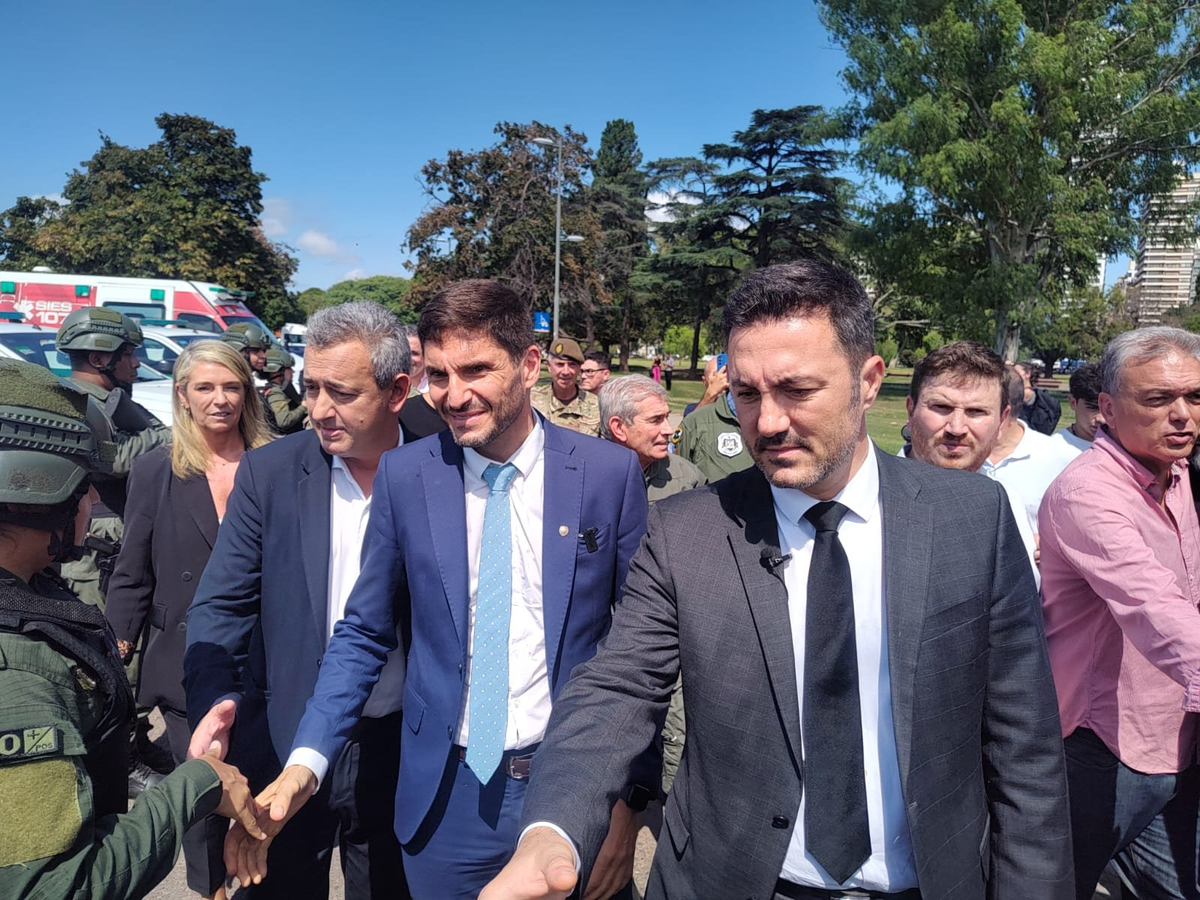 El respaldo del gobernador de Santa Fe y el intendente de Rosario hacia el ministro de Defensa. El respaldo del gobernador de Santa Fe y el intendente de Rosario hacia el ministro de Defensa.