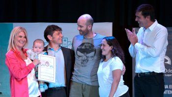 Verónica Magario y Axel Kicillof junto a vecinos y funcionarios de Tandil Verónica Magario y Axel Kicillof junto a vecinos y funcionarios de Tandil