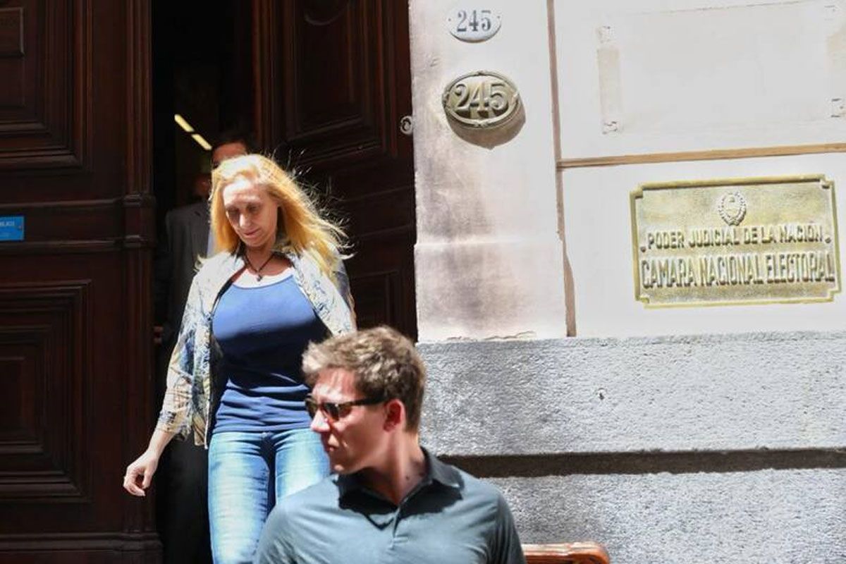 Karina Milei al retirarse este sábado de la reunión de apoderados con la CNE. Karina Milei al retirarse este sábado de la reunión de apoderados con la CNE.