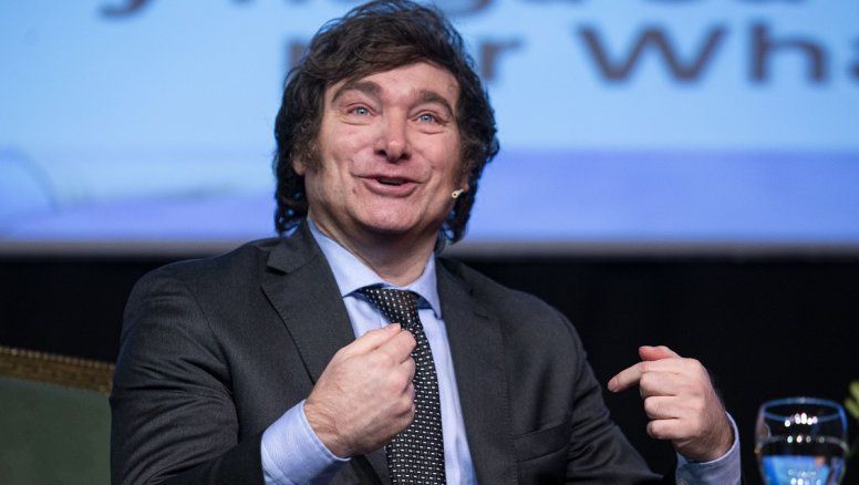 Javier Milei abre la billetera del Estado para ahorrarles a los privados los despidos de trabajadores