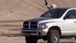 Los dos hombres acusados estaban dando vuelta en círculo con su camioneta sobre la arena vestidos con túnicas blancas árabes, tradicionales de medio oriente.