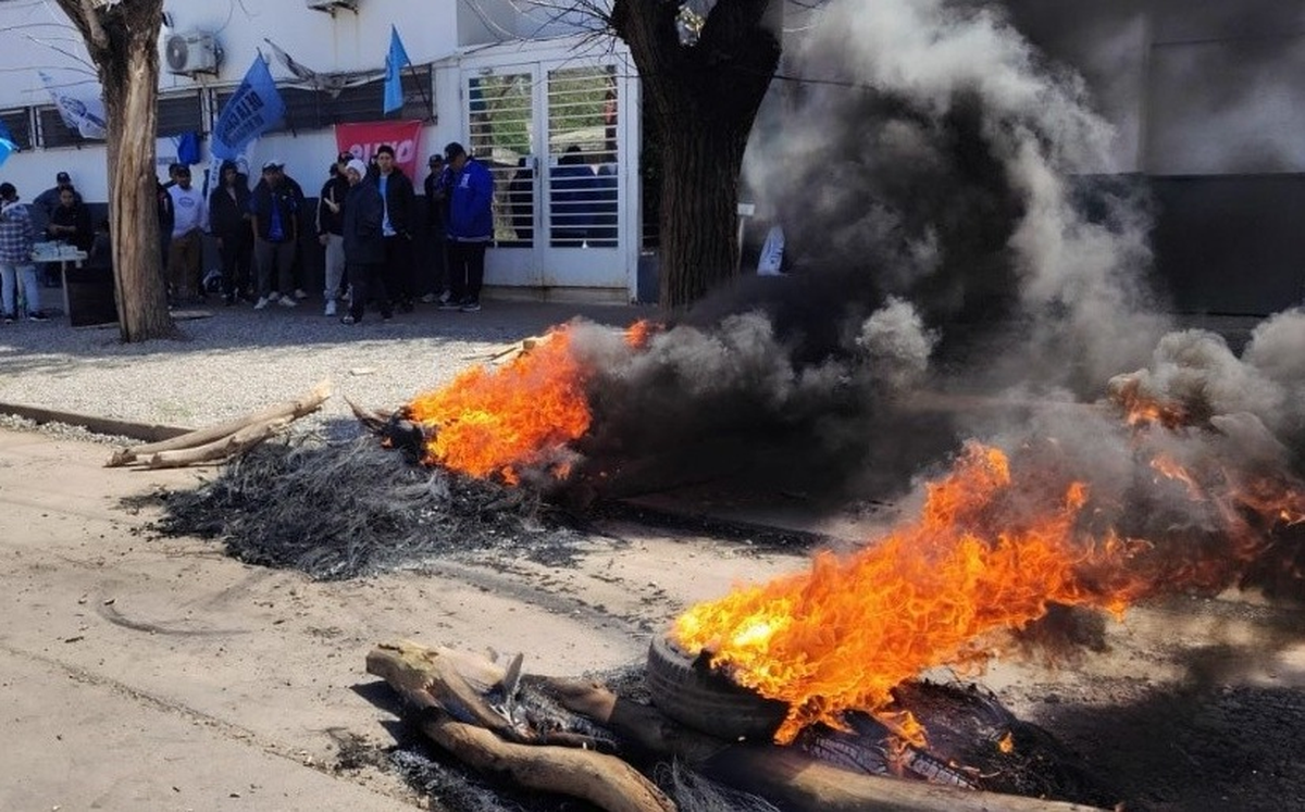 El conflicto, que viene desde hace meses, dejó de ser solo laboral para convertirse en una emergencia social, con niños y adultos viviendo dentro de una fábrica paralizada, a la espera de una solución que, hasta ahora, no llega. El conflicto, que viene desde hace meses, dejó de ser solo laboral para convertirse en una emergencia social, con niños y adultos viviendo dentro de una fábrica paralizada, a la espera de una solución que, hasta ahora, no llega.