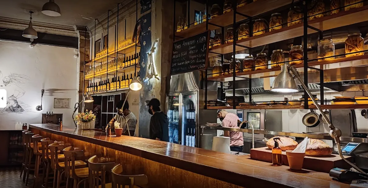 El lugar no es tan amplio, por lo que se aconseja reservar. Aunque se puede asistir sin reserva previa.