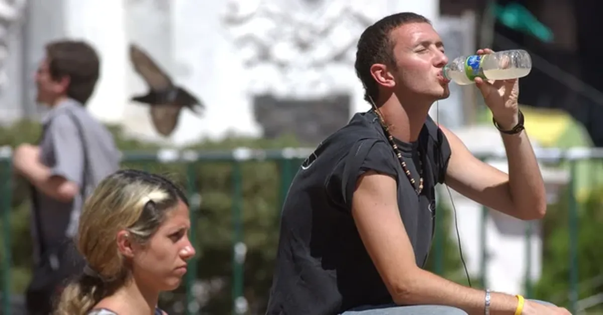 Nada mejor que tomar mucha agua y evitar exposiciones extremas al sol Nada mejor que tomar mucha agua y evitar exposiciones extremas al sol