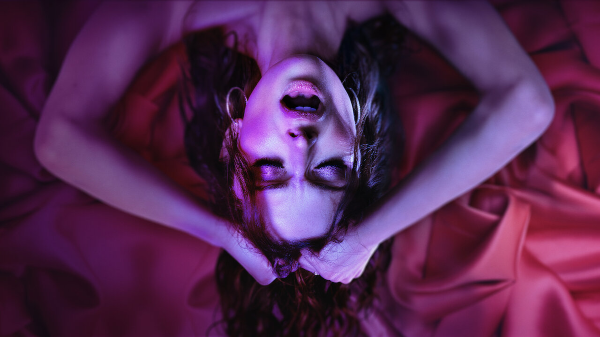 La serie sigue la historia de Billie, una mujer casada cuya vida se ve sacudida tras la reaparición de un antiguo novio. Con una trama erótica y atrevida, esta producción te va a dejar suspirando. La serie sigue la historia de Billie, una mujer casada cuya vida se ve sacudida tras la reaparición de un antiguo novio. Con una trama erótica y atrevida, esta producción te va a dejar suspirando.