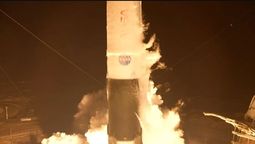 Un cohete Falcon 9 de SpaceX, con una nave espacial Dragon a bordo, transporta a los astronautas hacia la EEI/ Imagen: NASA