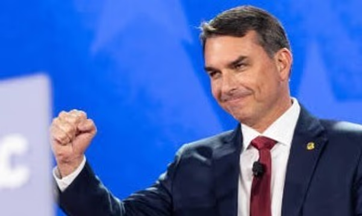 Flavio Bolsonario festeja y saluda los apoyos que recibe de os adversarios de Lula Flavio Bolsonario festeja y saluda los apoyos que recibe de os adversarios de Lula