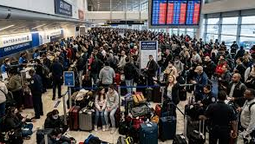 En medio del colapso aéreo por desinversión y mala de gestión de los recursos, también se ha reforzado la presencia de agentes de ICE en algunos aeropuertos, lo que añade más tensión y controles para ciertos viajeros. Viajar hoy en USA no solo implica esperar más, sino también enfrentarse a un sistema saturado y con mayor vigilancia, según POLÍTICO.