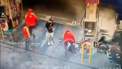 Video: el brutal choque de Tiago Palacios contra la estación de servicio