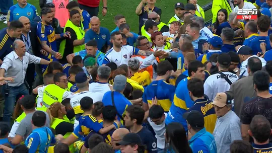 Sergio Romero discutiendo con un fan de Boca Juniors.