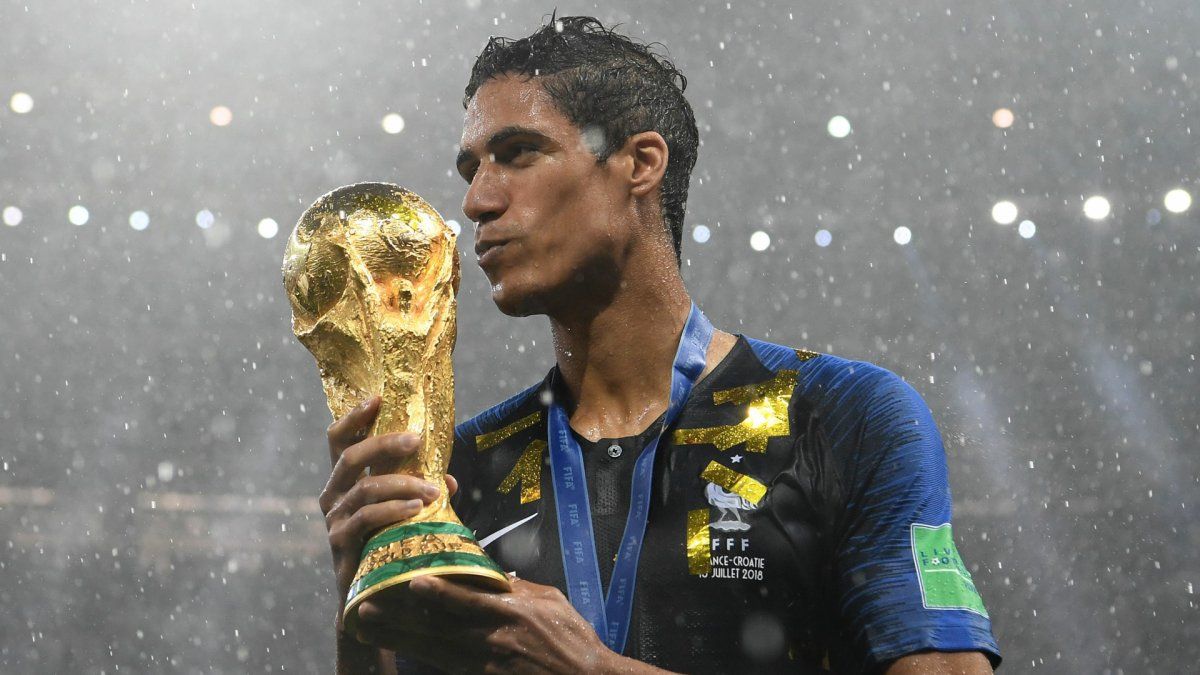 A los 29 años, Raphaël Varane comunicó su retiro de Francia.