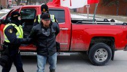 altText(Canadá: Reabre cruce con USA pero siguen protestas)}